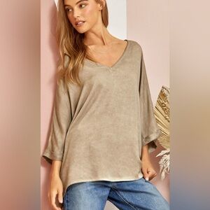 PLUS SIZE ANDREE by UNIT OVERSIZED EASY TOP in
MOCHA brand new with tag size S